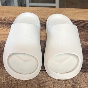Just USA Kids White Slippers